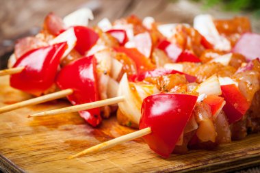 Ham sığır eti şiş ızgara için hazır