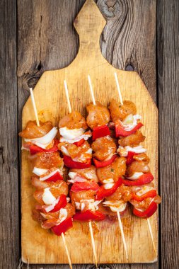 Ham sığır eti şiş ızgara için hazır