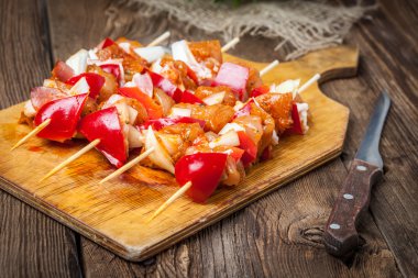 Ham sığır eti şiş ızgara için hazır