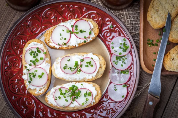 Torradas com rabanete, cebolinha e queijo cottage . — Fotografia de Stock