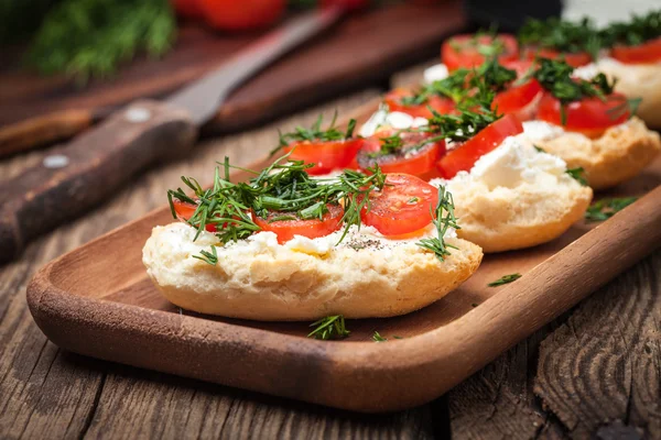 Deliciosa bruschetta com tomate, queijo feta, endro e especiarias — Fotografia de Stock