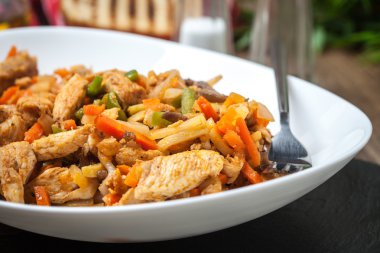 Kızarmış tavuk parçaları sebzeli.