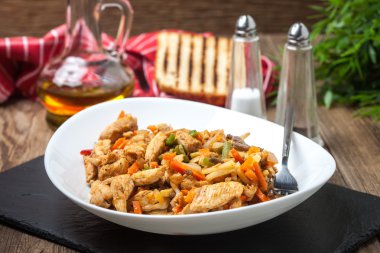 Kızarmış tavuk parçaları sebzeli.