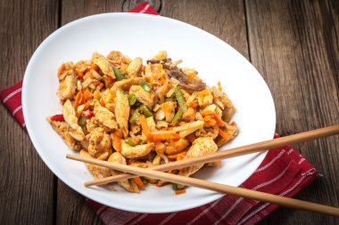 Kızarmış tavuk parçaları sebzeli.