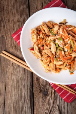 Kızarmış tavuk parçaları sebzeli.