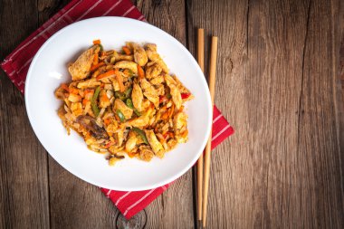 Kızarmış tavuk parçaları sebzeli.