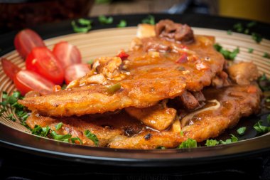 Bir tabakta et güveç ile patates pancakes.