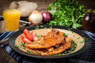 Bir tabakta et güveç ile patates pancakes.