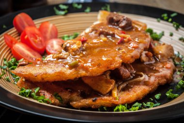 Bir tabakta et güveç ile patates pancakes.