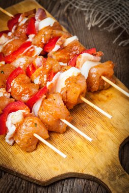 Ham sığır eti şiş ızgara için hazır