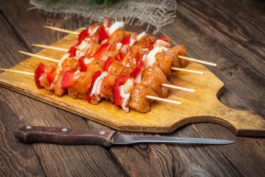 Ham sığır eti şiş ızgara için hazır