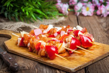 Ham sığır eti şiş ızgara için hazır