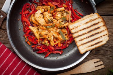 Kızarmış tavuk parçaları sebzeli.