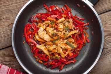 Kızarmış tavuk parçaları sebzeli.