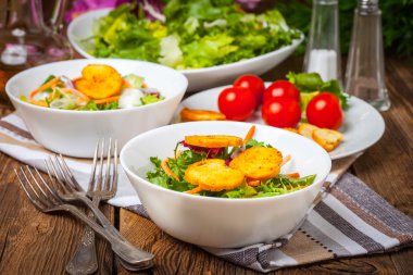 Croutons karışık salata.