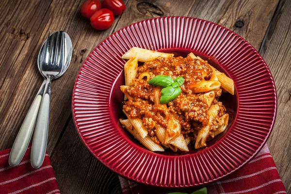 Penne en bolognese på vit platta. — Stockfoto