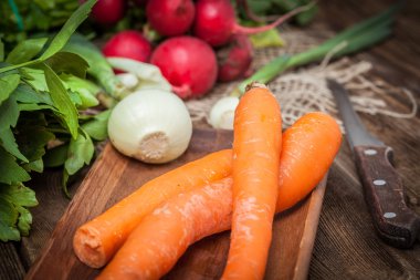 Tahta bir masada taze sebzeler..