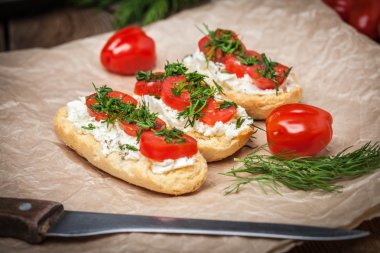 Domates, beyaz peynir, dereotu ve baharat ile lezzetli bruschetta