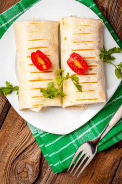 Kıyılmış et, fasulye ve sebze dolu burrito.