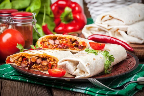 Burritos gefüllt mit Hackfleisch, Bohnen und Gemüse. — Stockfoto