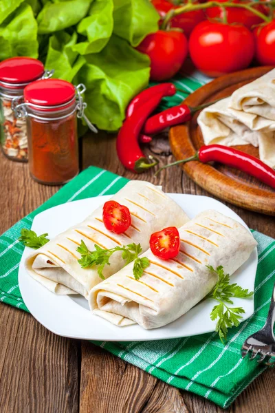 Burritos filled wiht minced meat, bean and vegetables. — Stock Photo, Image