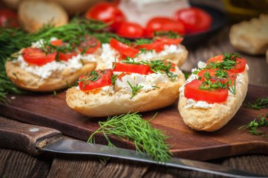 Domates, beyaz peynir, dereotu ve baharat ile lezzetli bruschetta