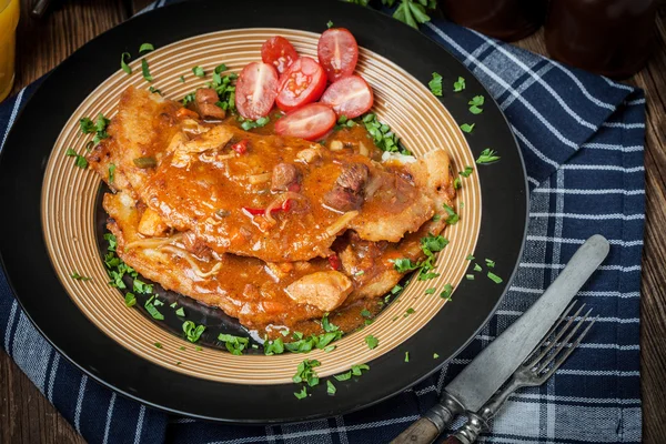 Aardappelpannenkoekjes met stoofpot van vlees geserveerd op een bord. — Stockfoto