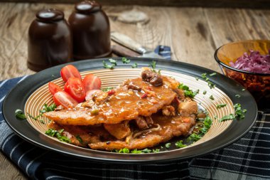 Bir tabakta et güveç ile patates pancakes.