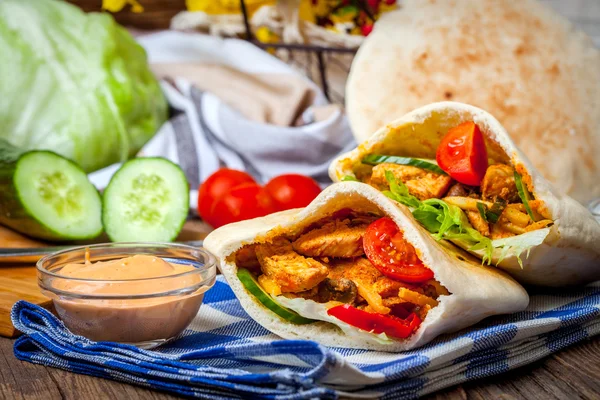 Carne de pollo frito con verduras en pan de pita —  Fotos de Stock