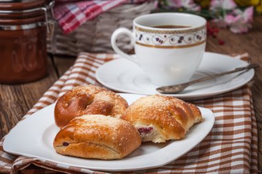 Ahşap bir masa üzerinde meyveleri ile buns.