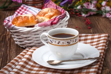 Ahşap bir masa üzerinde meyveleri ile buns.