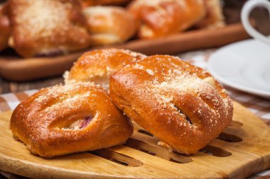 Ahşap bir masa üzerinde meyveleri ile buns.