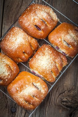 Ahşap bir masa üzerinde meyveleri ile buns.