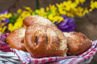 Ahşap bir masa üzerinde meyveleri ile buns.