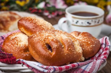 Ahşap bir masa üzerinde meyveleri ile buns.