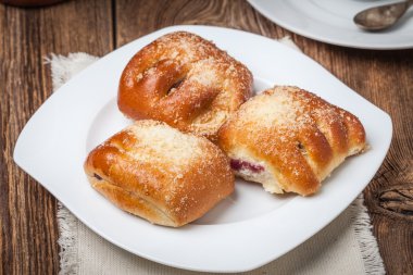 Ahşap bir masa üzerinde meyveleri ile buns.