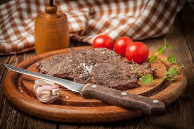 Kızarmış sığır eti dilim.