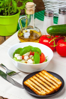 taze Akdeniz salatası.