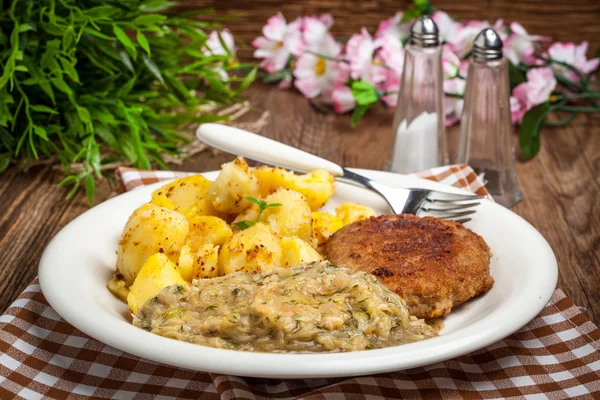 Finom étel a darált hús fagyasztott sertéshús, burgonyával, sült káposztával — Stock Fotó