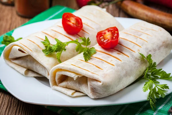 Burritos filled wiht minced meat, bean and vegetables. — Stock Photo, Image