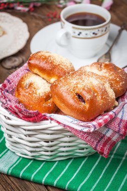 Ahşap bir masa üzerinde meyveleri ile buns.