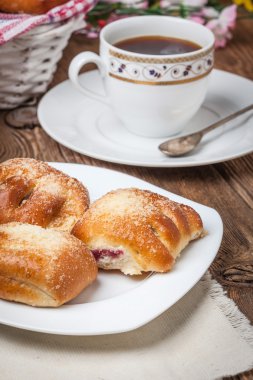 Ahşap bir masa üzerinde meyveleri ile buns.