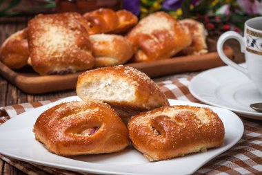 Ahşap bir masa üzerinde meyveleri ile buns.