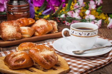 Ahşap bir masa üzerinde meyveleri ile buns.