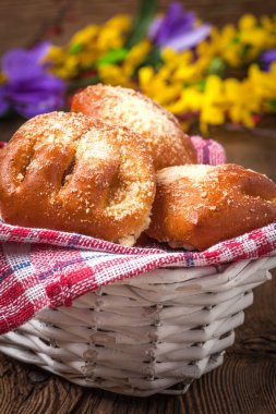 Ahşap bir masa üzerinde meyveleri ile buns.