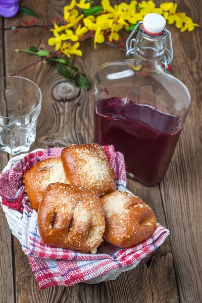 Buns com bagas em uma mesa de madeira . — Fotografia de Stock