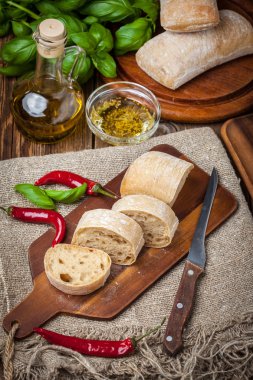 Ciabatta ekmeği kesme tahtası üzerinde dilimlenmiş.