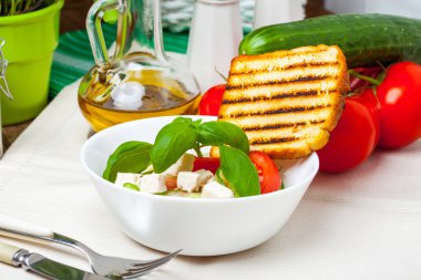 taze Akdeniz salatası.