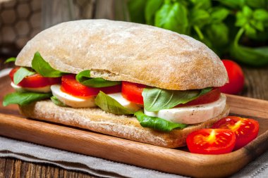 Mozzarella peyniri, domates ve fesleğen ile Ciabata 