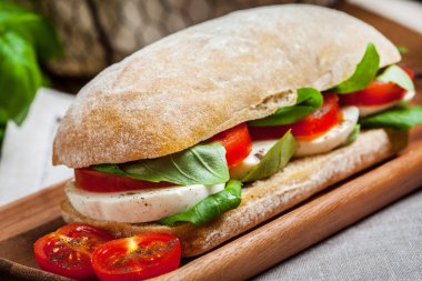 Mozzarella peyniri, domates ve fesleğen ile Ciabata 